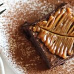 Веганський оксамитовий шоколадно-арахісовий пиріг