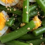 Салат із зеленої квасолі, яєць та кунжуту. Рецепт. Цей смачний салат із зеленої квасолі — ідеальне поєднання овочів і білка.